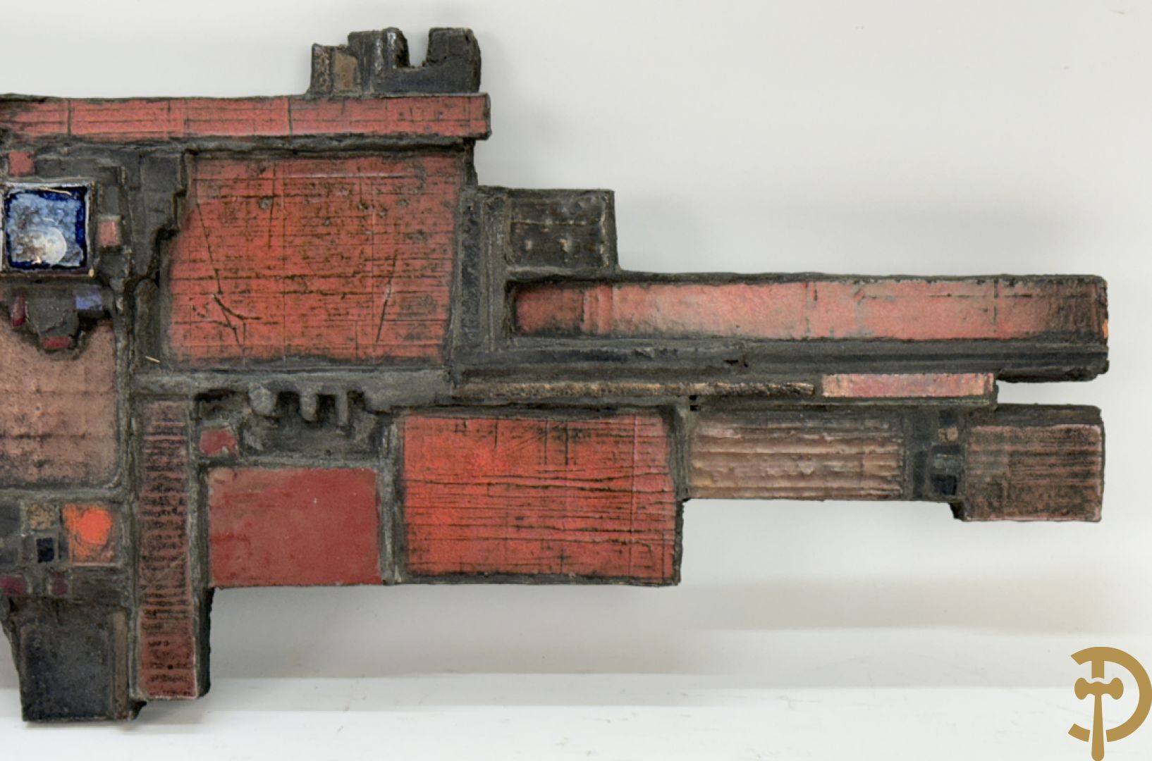 Muurplakkette met geometrische motieven in gekleurd keramiek, Pia Manu 1/3/63