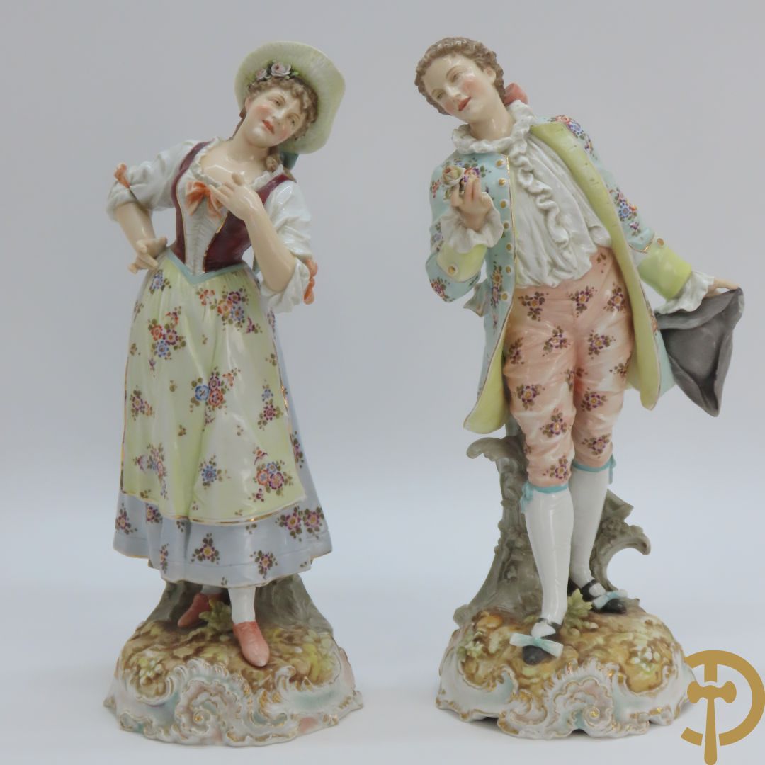 Paar meerkleurige porseleinen beelden van romantisch koppel , onderaan gemerkt