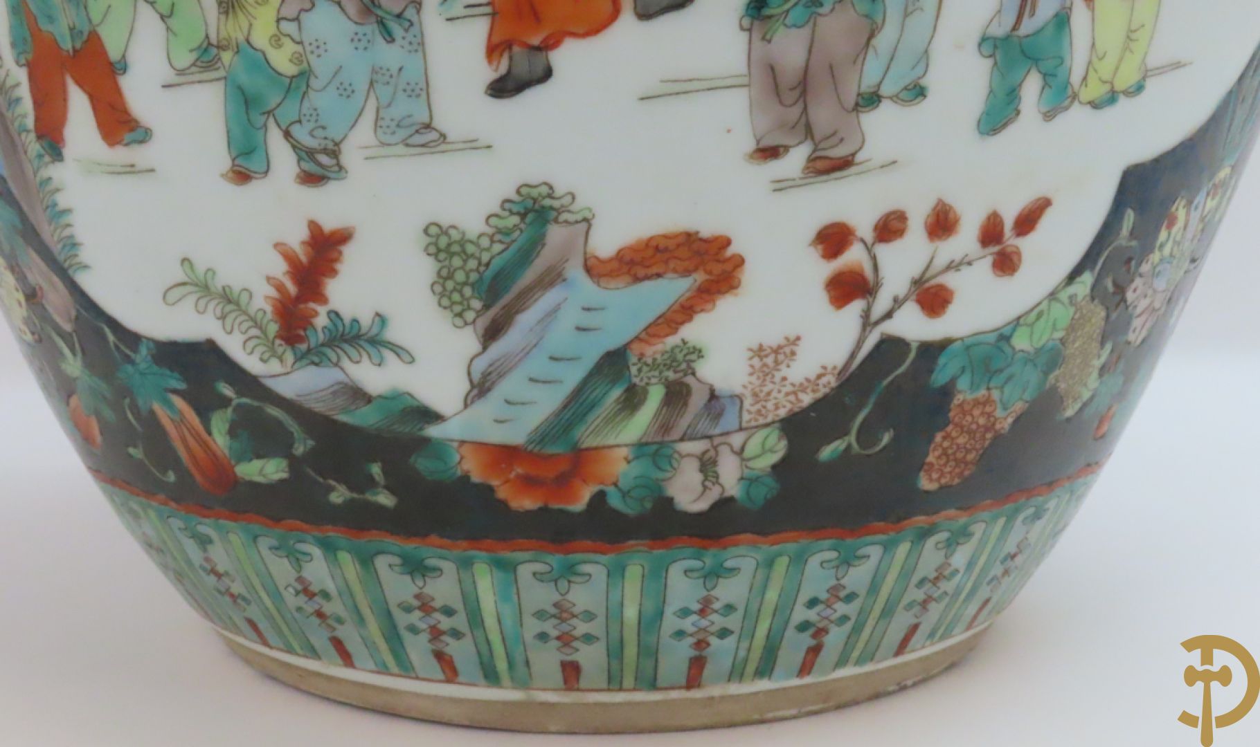Chinese porseleinen cachepot met geanimeerd decor op zwarte fond met bloemen