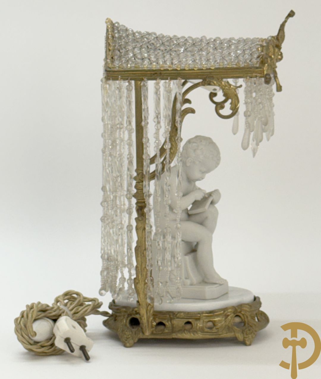 Biscuitbeeld van schrijvende cupido onder bronzen dakje met kristallen bellen bezet - op marmeren sokkel gemonteerd