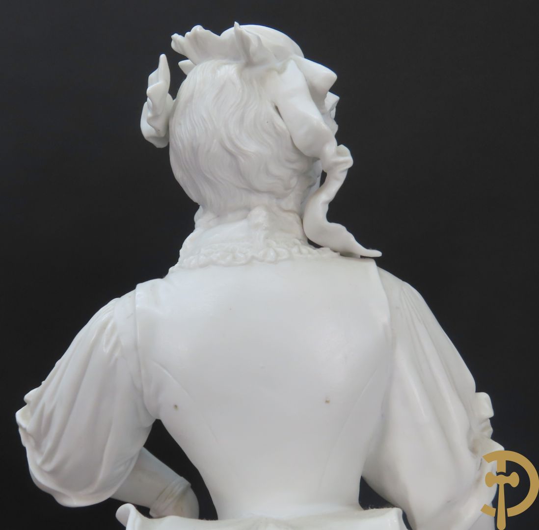 Paar grote witte biscuits van elegant koppel, onderaan gemerkt AM