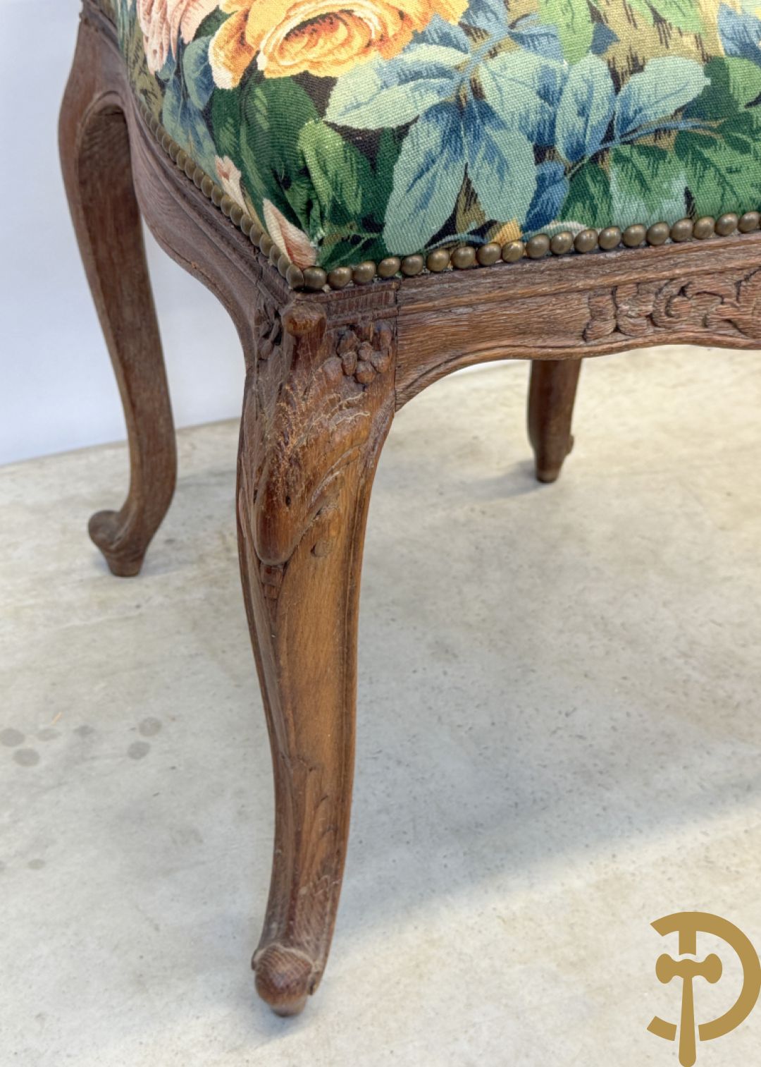 Vier eiken Louis XV stoelen met gebloemde stof en rocailles in de rug, op voluutvormige poten
