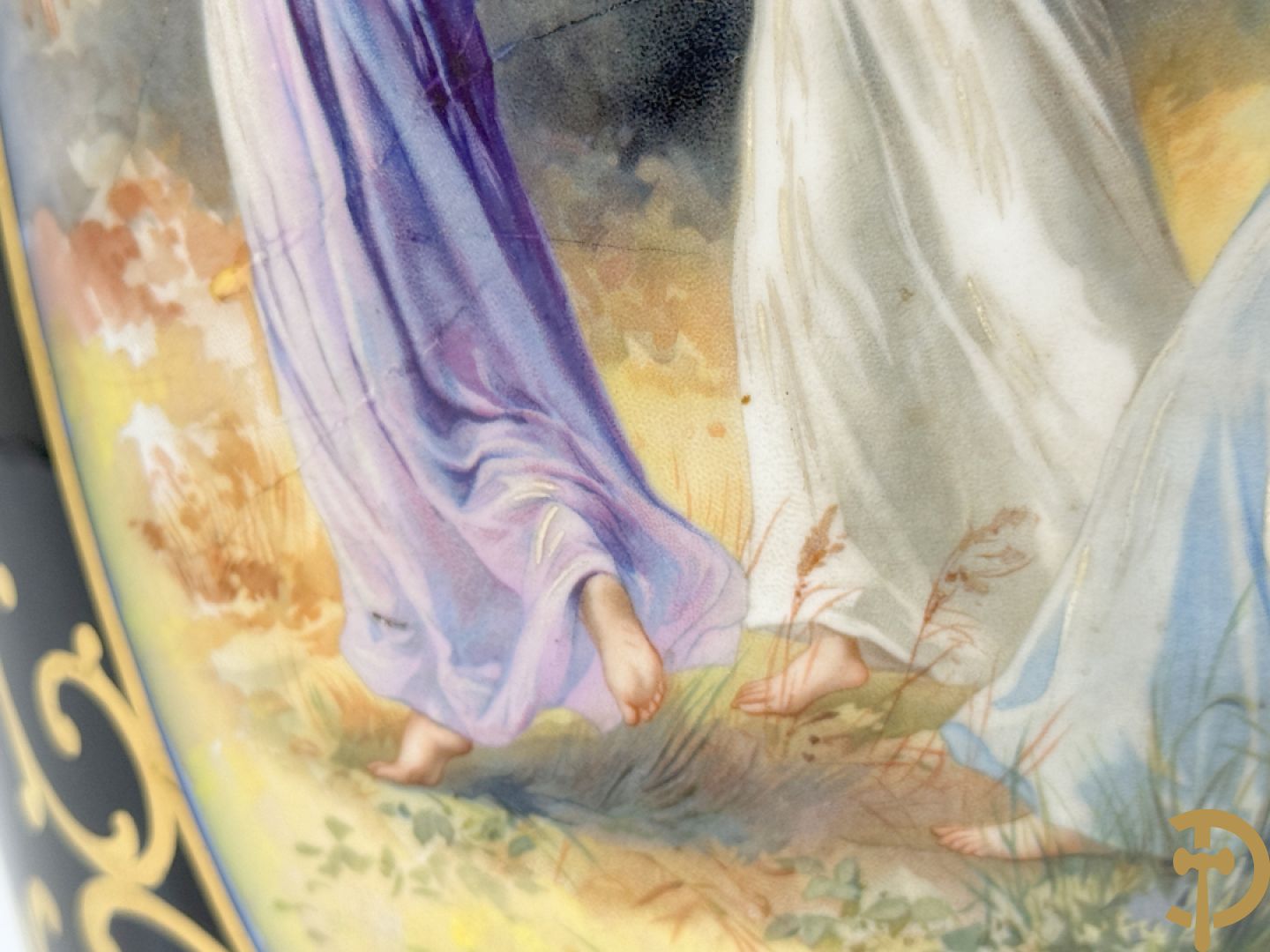 Porseleinen siervaas met idyllisch landschap met 4 dansende dames op blauwe fond, gemerkt Orly