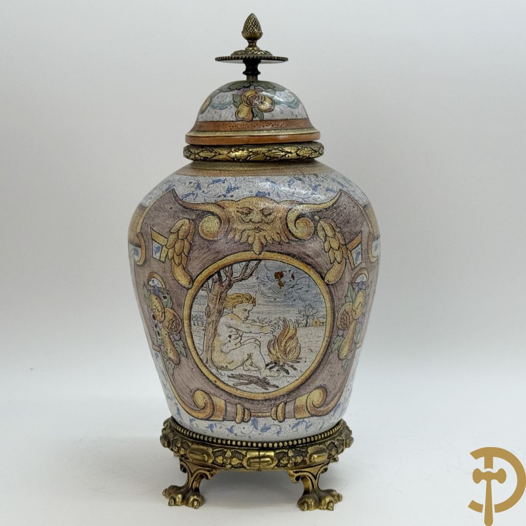 Dekselpotiche met decor van cupido in cartouche en bezet met bronzen ornamenten