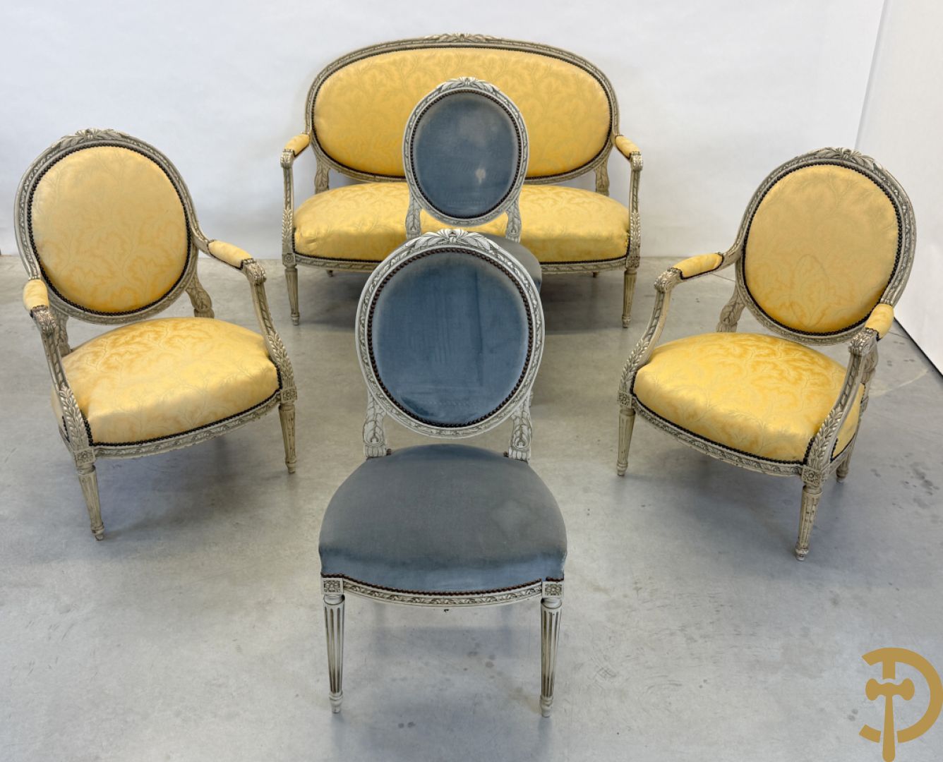 Salonensemble met rocailles, bloemenmotieven en gecanneleerde poten bestaande uit canapé, 2 armzetels en 2 stoelen