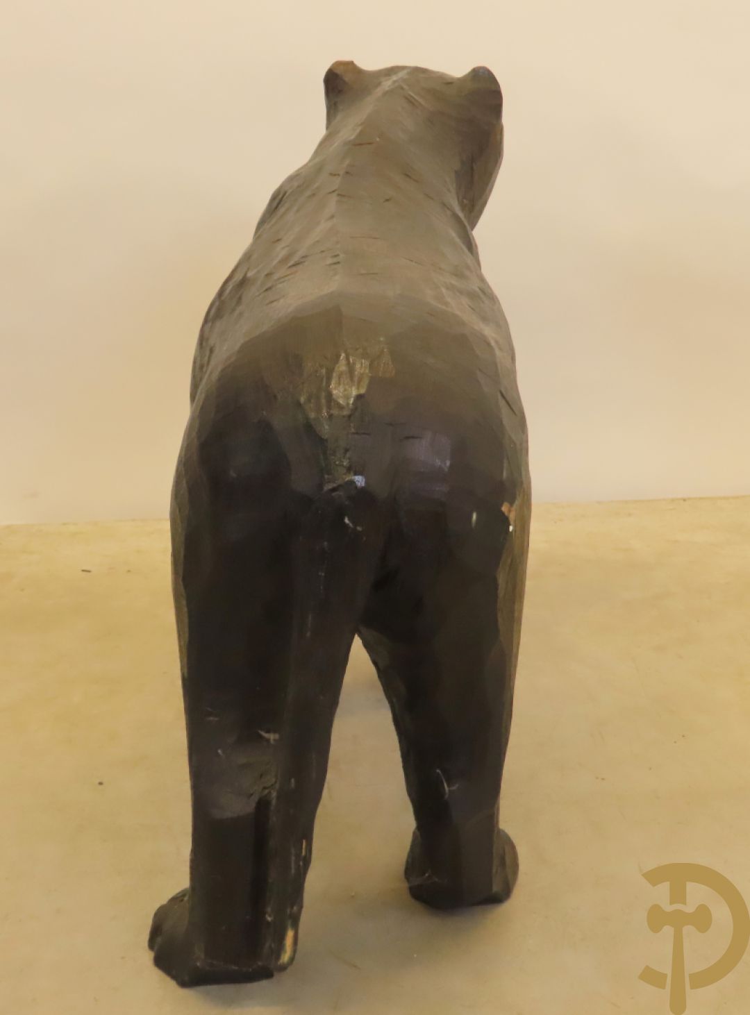 Kareem I.A. getekend onderaan : Houtgesculpteerde en gepatineerde panter