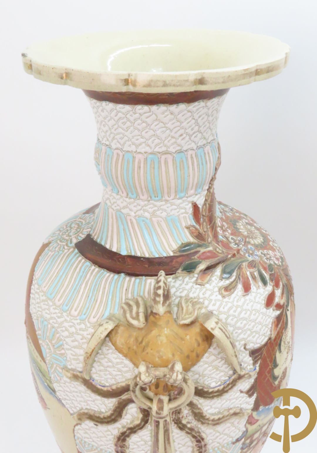 Paar Japanse Satsumat vazen met kijgerdecor en geanimeerde scènes, zijdelings met vogels bezet