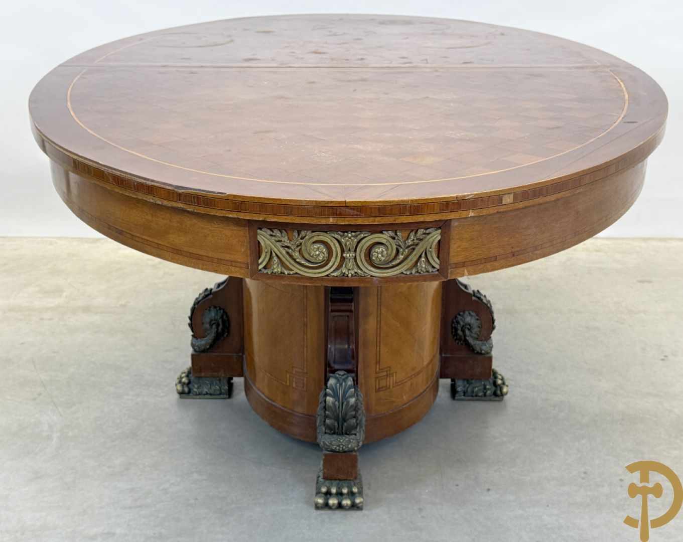 Ovale geparketteerde notelaren tafel bezet met bronzen ornamenten, Art deco Decoene
