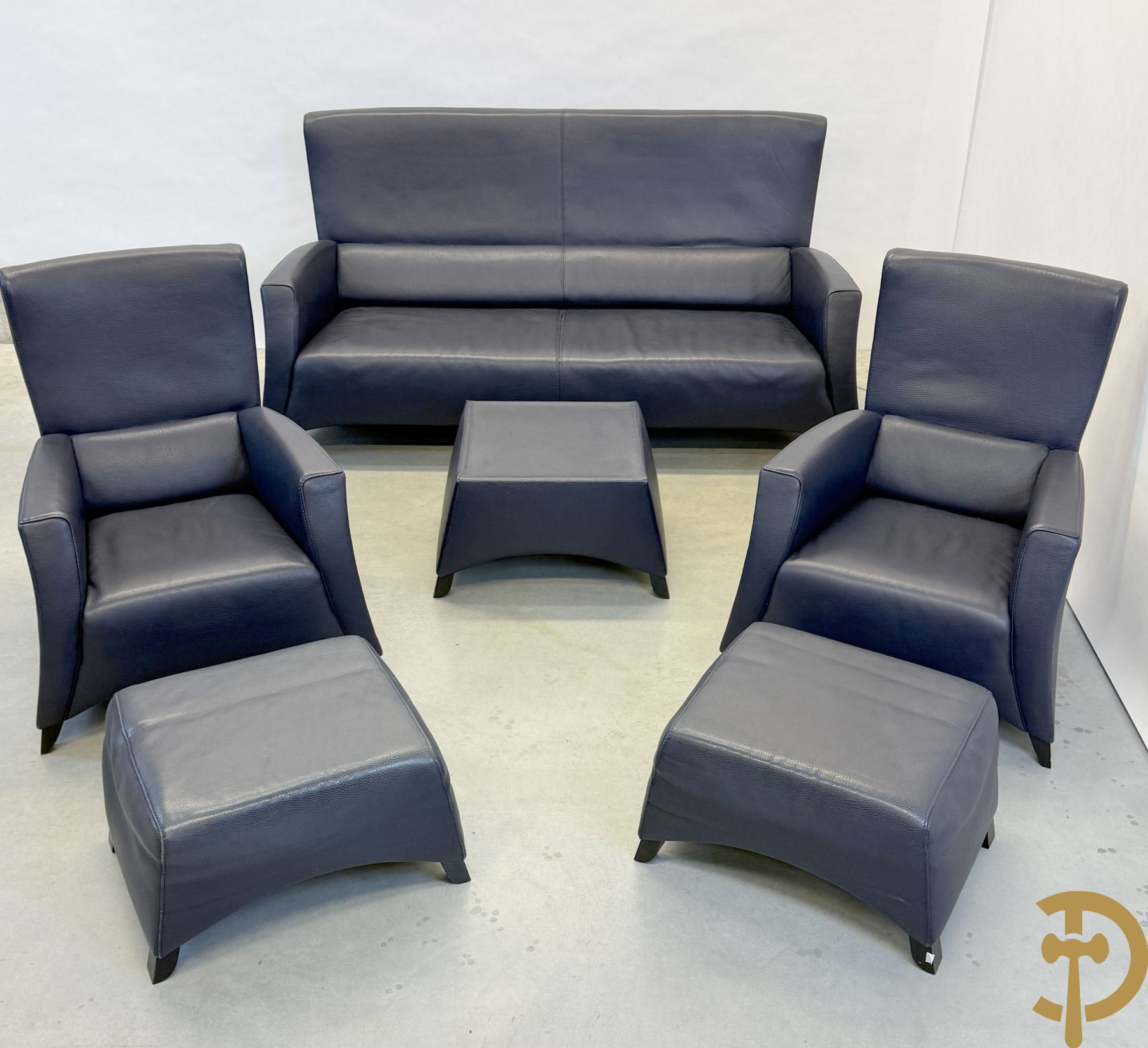 Blauw lederen salonensemble Durlet bestaande uit driezit, 2 fauteuils, 2 voetbankjes en bijzettafeltje met leder overtrokken