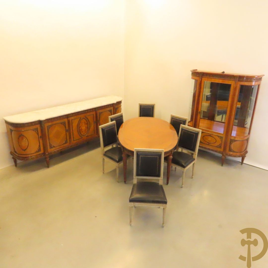 Notelaren eetkamer Louis XVI stijl bestaande uit vijfdeursdressoir met bloemenmarquetterie, bronsbeslag en wit marmeren blad, ovale uittrekbare tafel, 6 stoelen met leder bekleed en gegalbeerde vitrine met geslepen ruitjes