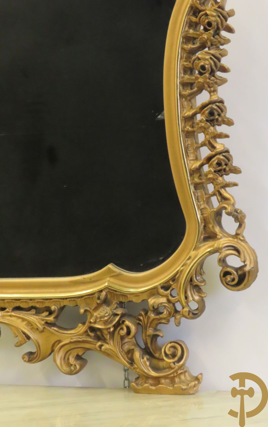 Uitzonderlijke vergulde Louis XV eetkamer bestaande uit vijfdeursdressoir met voluutvormige accanthusranken en rocailles, beschilderd met bloemenmotieven en centraal tafererel met hoornen des overvloeds + bijhorende spiegel vergulde tafel op voluutvormige poten met zes bijhorende stoelen + vitrine met accanthusranken en centrale deur, op voluutvormige poten