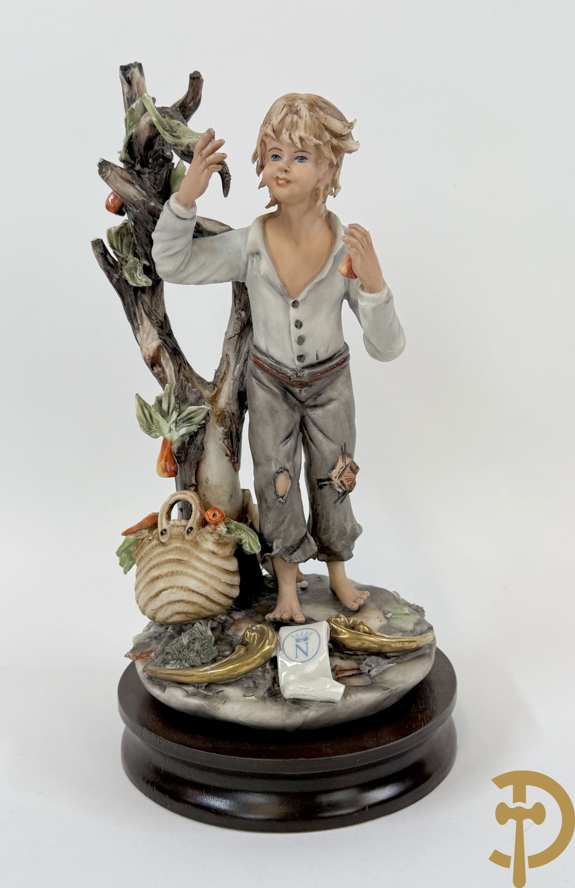 Twee grote Italiaanse groepen in 
gekleurde biscuit : jongens plukken appels - onderonsje aan tafel + 4 groepen in gekleurde Italiaanse biscuit