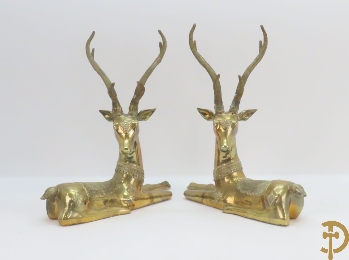 Paar koperen liggende herten