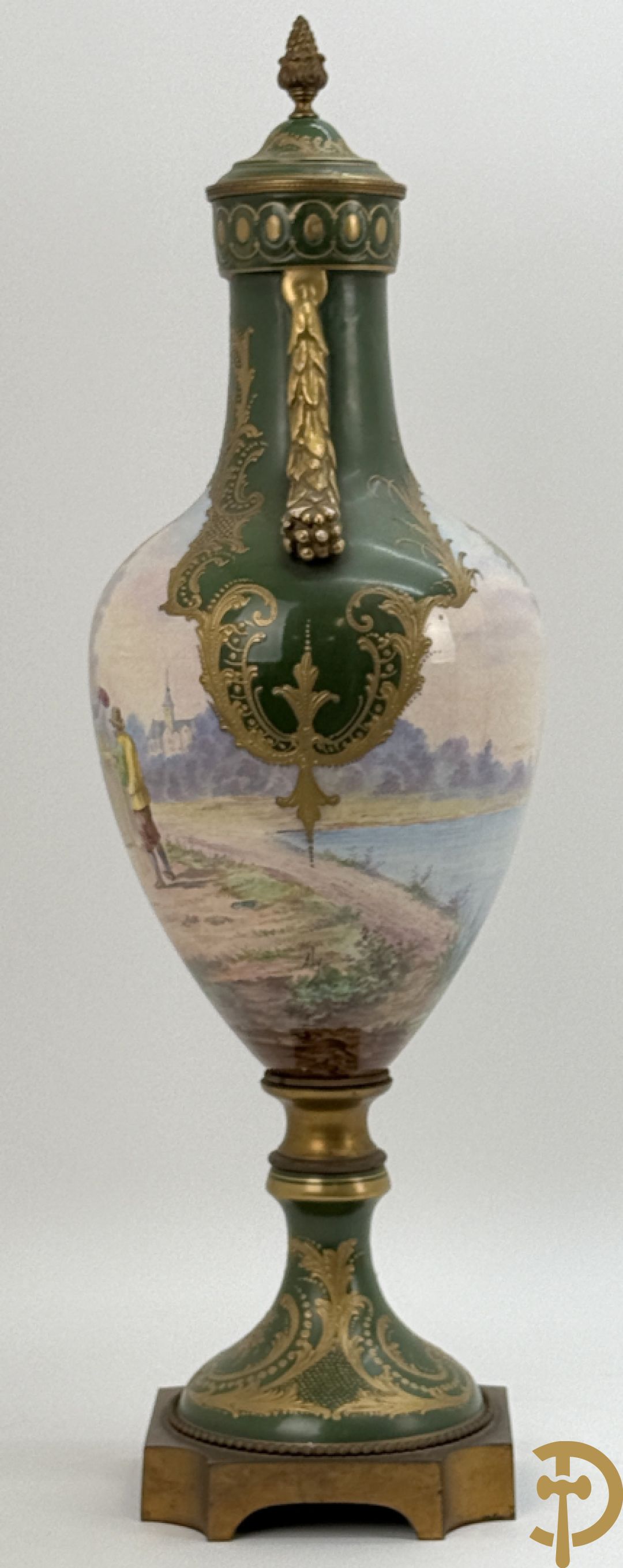 Porseleinen driedelige Sèvres cassolettes met decor van muciserende en dansende personages op groene fond, Aly getekend, gemerkt Sèvres