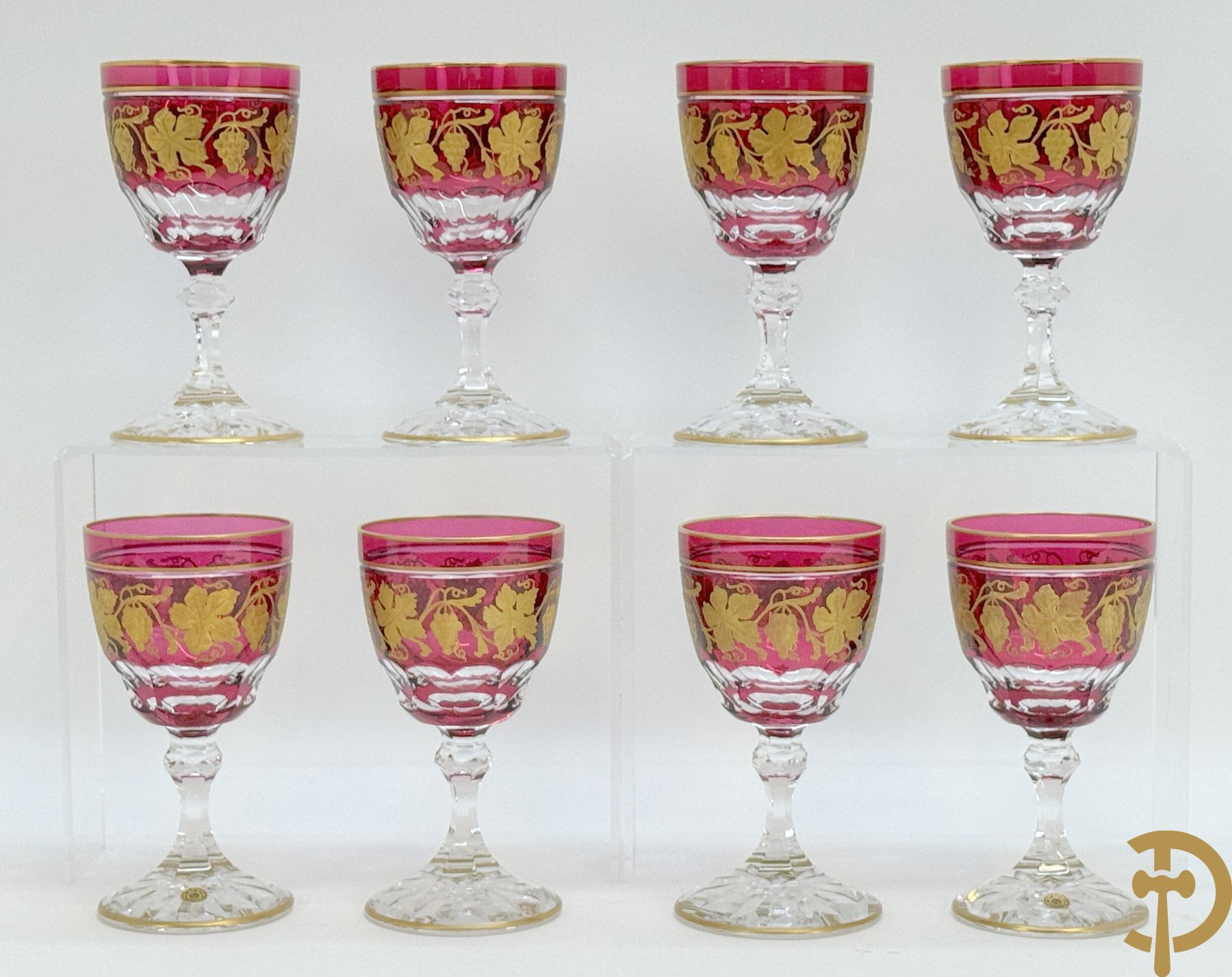 Acht rode handgeslepen Val-Saint-Lambert glazen met verguld decor van accanthusranken en druivenranken