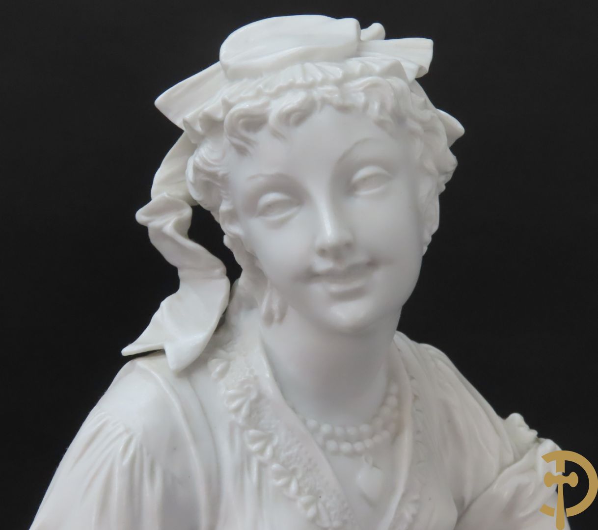 Paar grote witte biscuits van elegant koppel, onderaan gemerkt AM