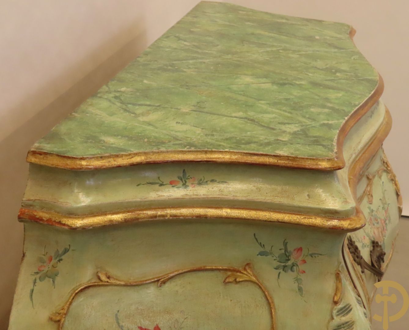 Gegalbeerde tweeladencommode op voluutvormige poten met verguld en beschilderd bloemendecor