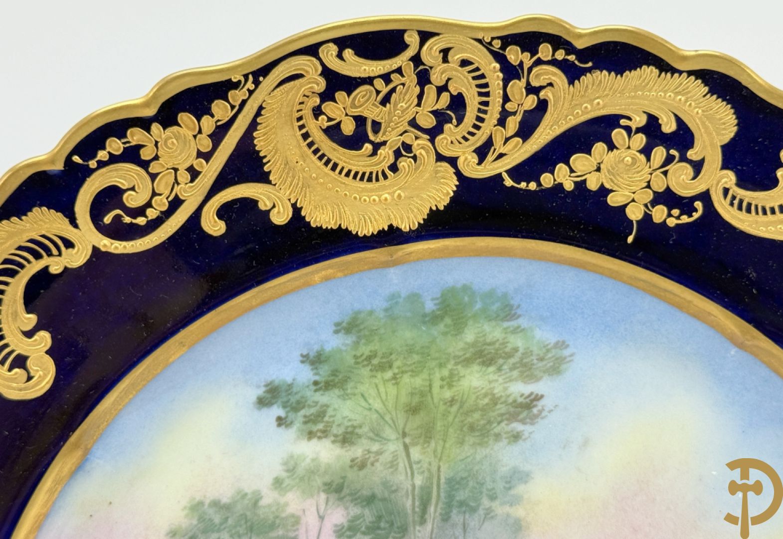 Paar porseleinen borden met ruitertafereel met vergulde omranding, getekend Rivière en Bourdier P., achteraan gemerkt met gekruiste pijlen