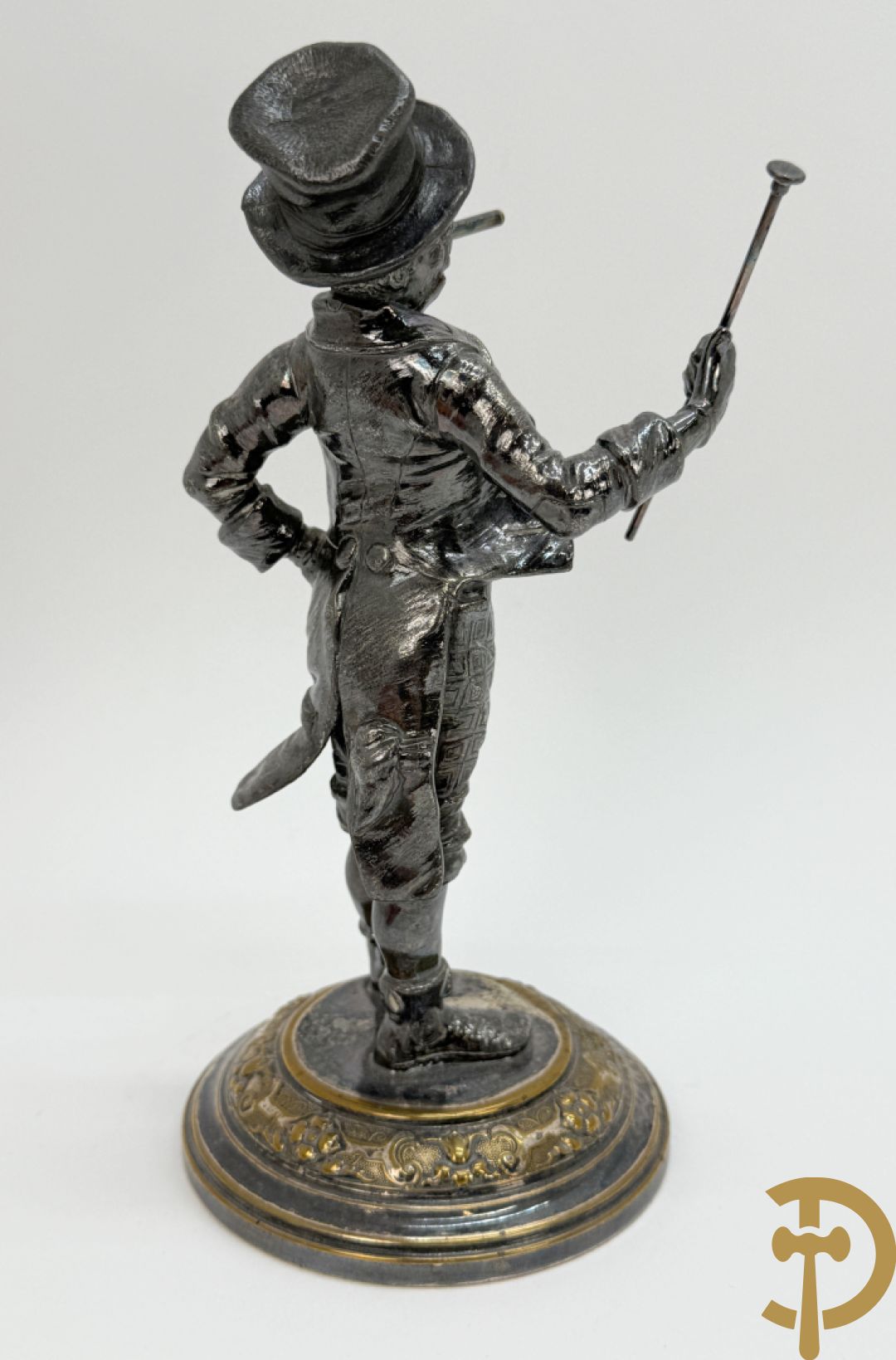 Ongetekend verzilverd metalen beeldje van circusdirecteur met afneembare hoed