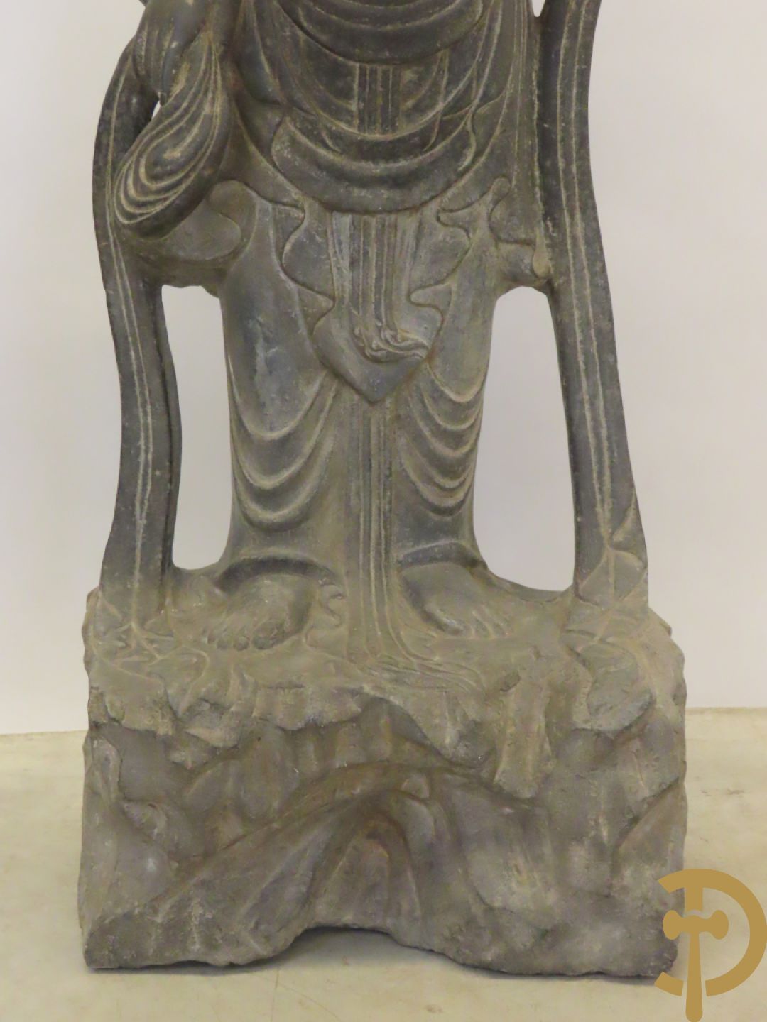 Aziatisch handgesculpteerd stenen beeld van een staande boedha