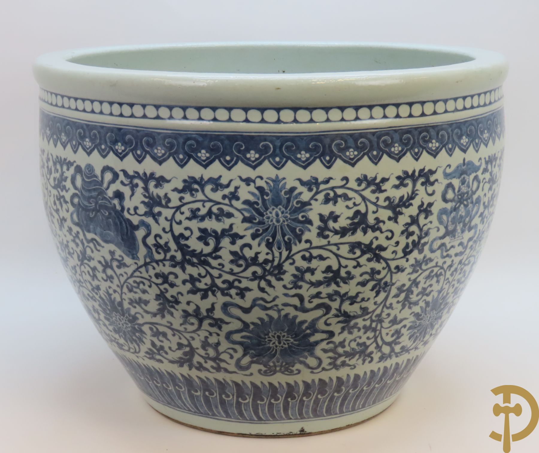 Chinese porseleinen blauw - witte viskom of grote cachepot met lotusslingers, Qian Long 19e