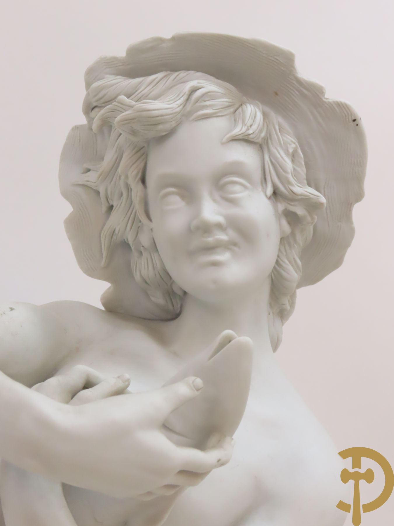 Drie beelden in Capo di Monte porselein : dame met lang haar, jongeman met vis en koppel op bank