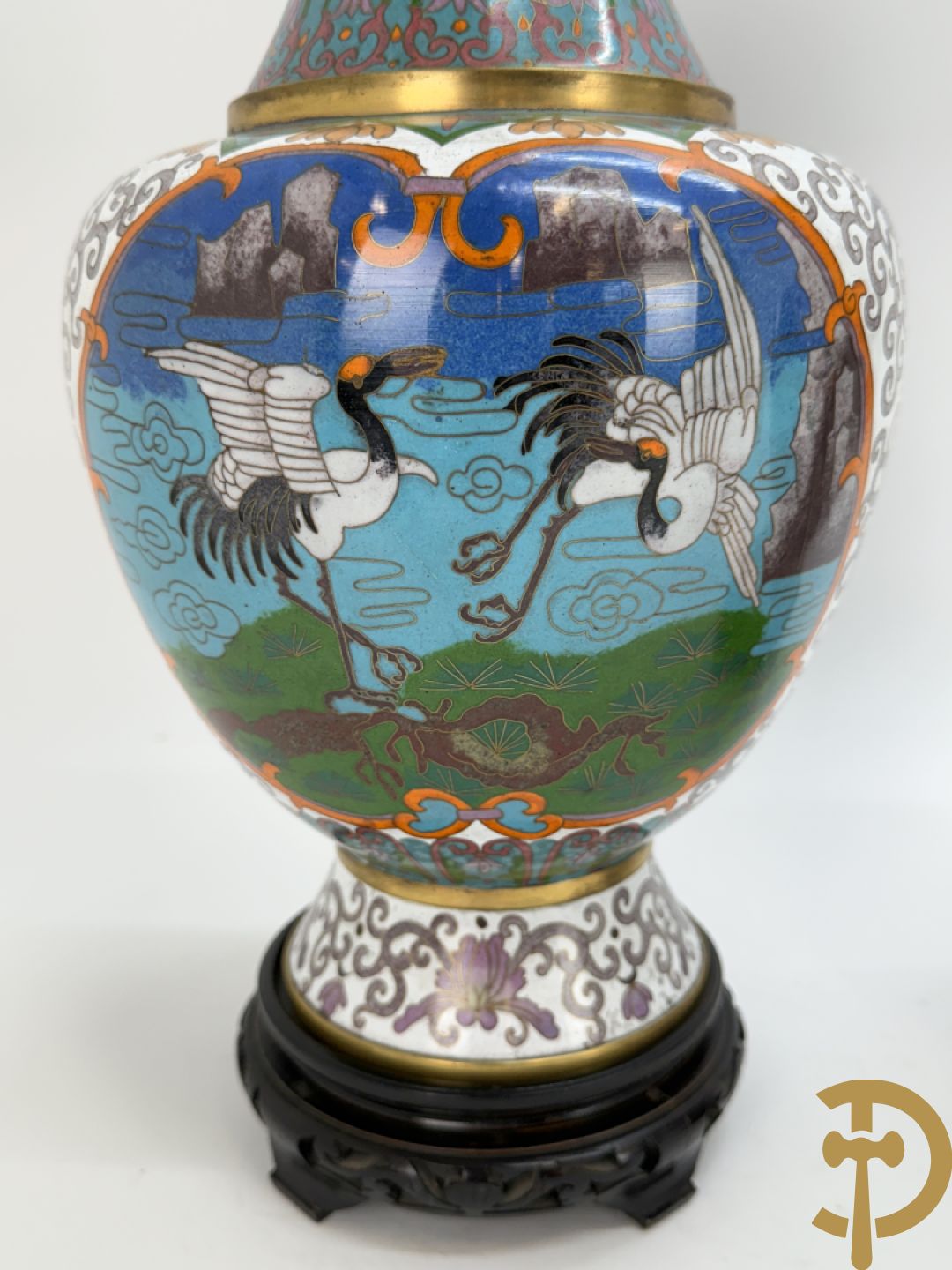 Paar cloisoné vazen met decor van vogels en bloemen op bijhorende zwarte sokkels