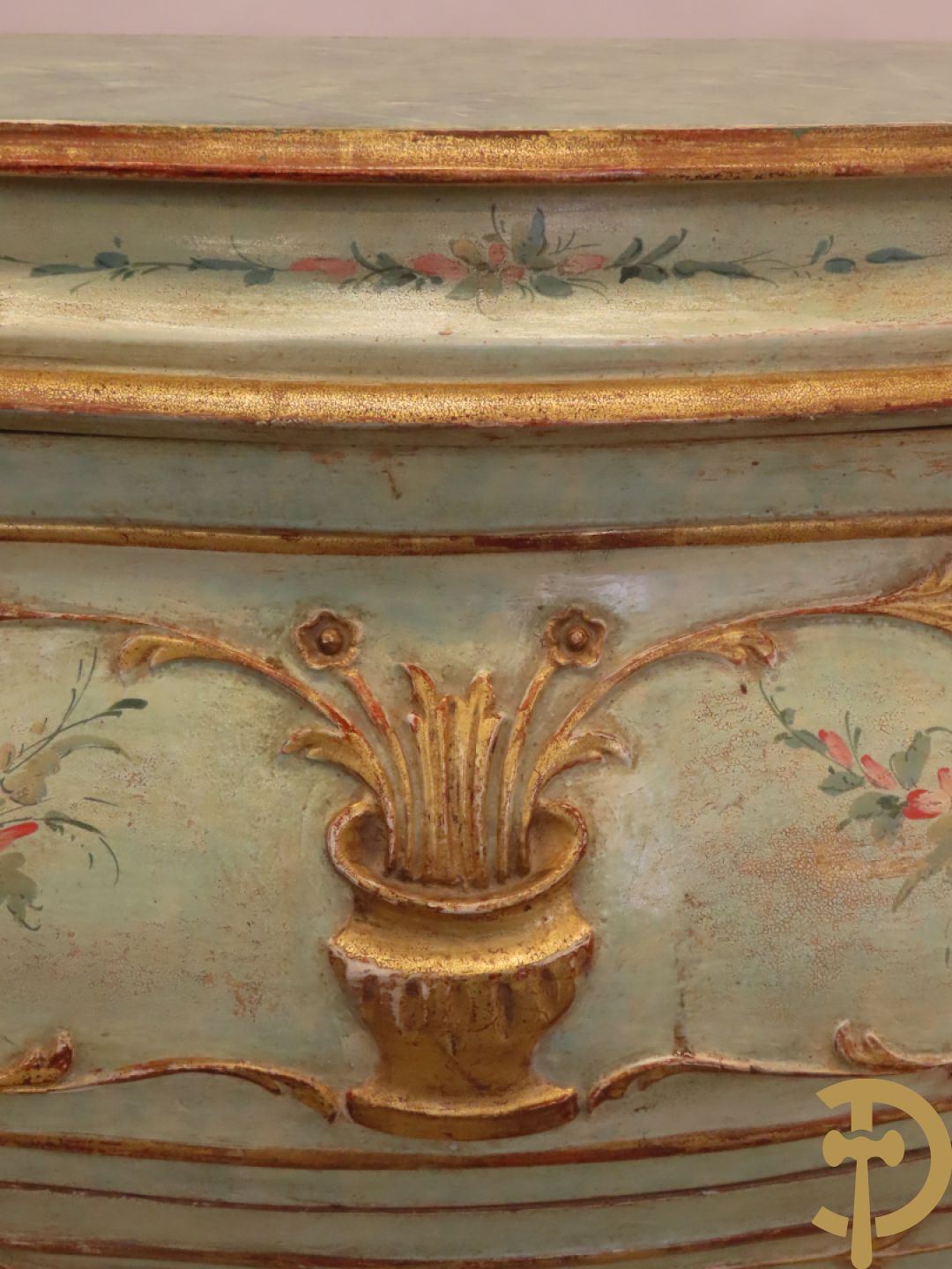 Gegalbeerde tweeladencommode op voluutvormige poten met verguld en beschilderd bloemendecor