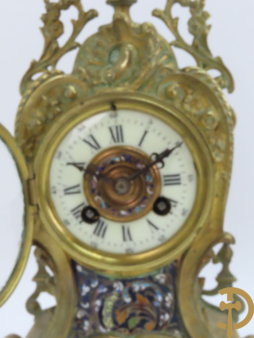 Bronzen pendule, Louis XV stijl, bezet met email, Champlève decor