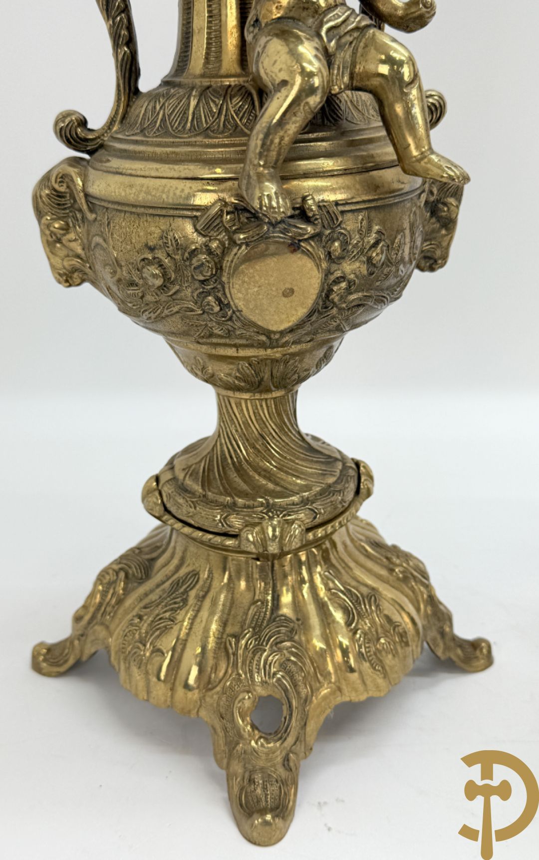 Paar koperen cassolettes bezet met ramskoppen dragende een cupido + koperen beeld van jongeman met zevenarmige kandelaar