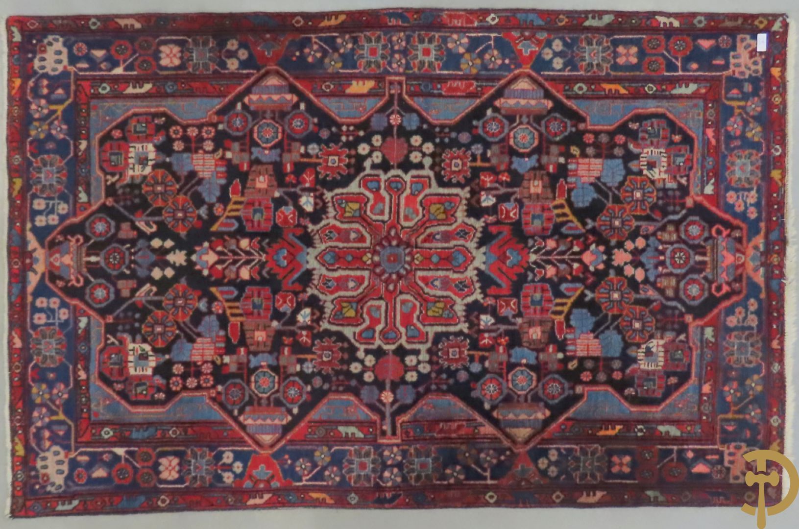 Handgeknoopt oosters tapijt met decor van bloemen in amfoor