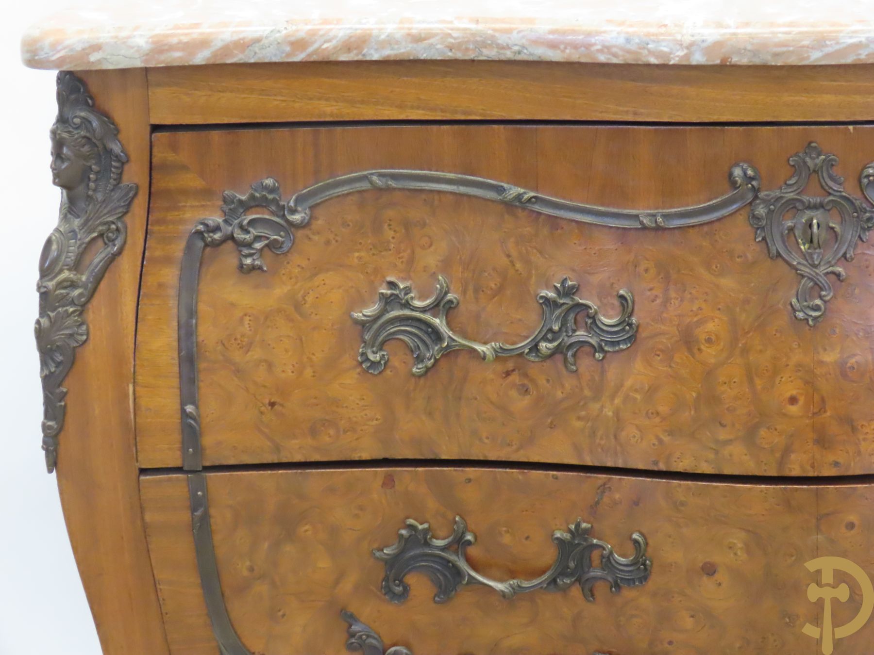 Wortelnotehouten gegalbeerde tweeladencommode met bronzen accanthusranken op lades, bronzen trekkers en dameshoofden opzij