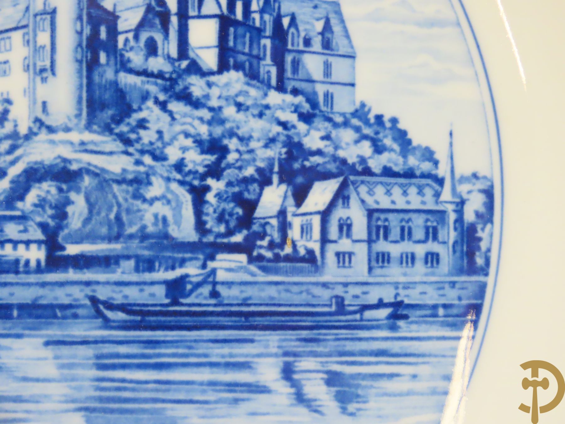 Zes porseleinen borden onder gemerkt met zwaarden / Meissen : 1 bord met stadstafereel, 1 verlucht bord met drakendecor, 1 bord met vogeldecor, 1 met bloemen en 2 met bloemendecor omgeven door vergulde rand