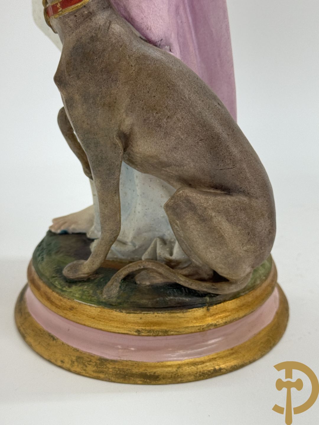 Paar Franse biscuits van elegante dame met hond en dame met bloemen op schouder