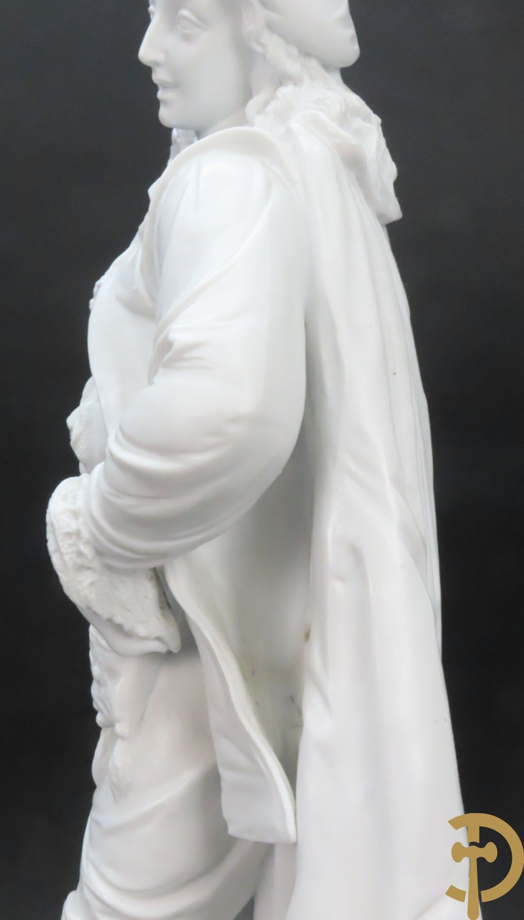 Paar grote witte biscuits van elegant koppel, onderaan gemerkt AM