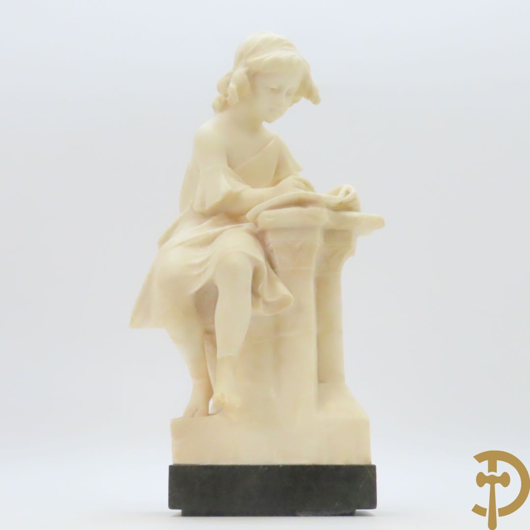 POCHINI G. getekend 'Zittend meisje met schrijfboek' handgesculpteerd beeld in albast