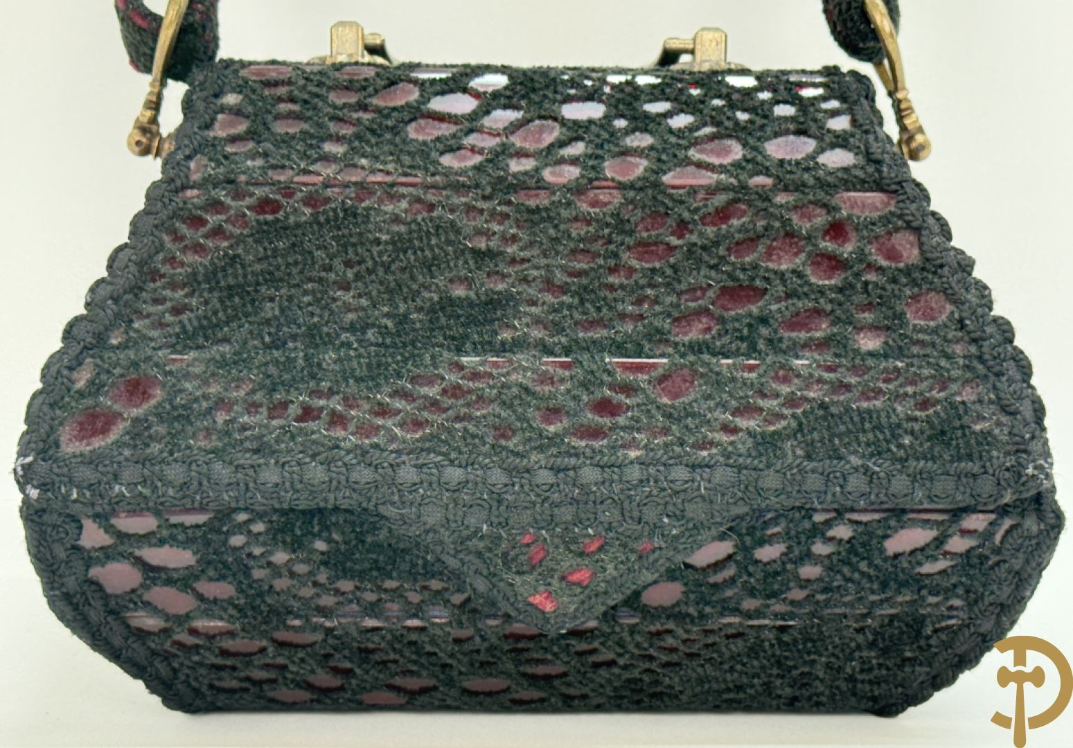 Pièce unique handtas van Wim Godderis met zwart haakwerk