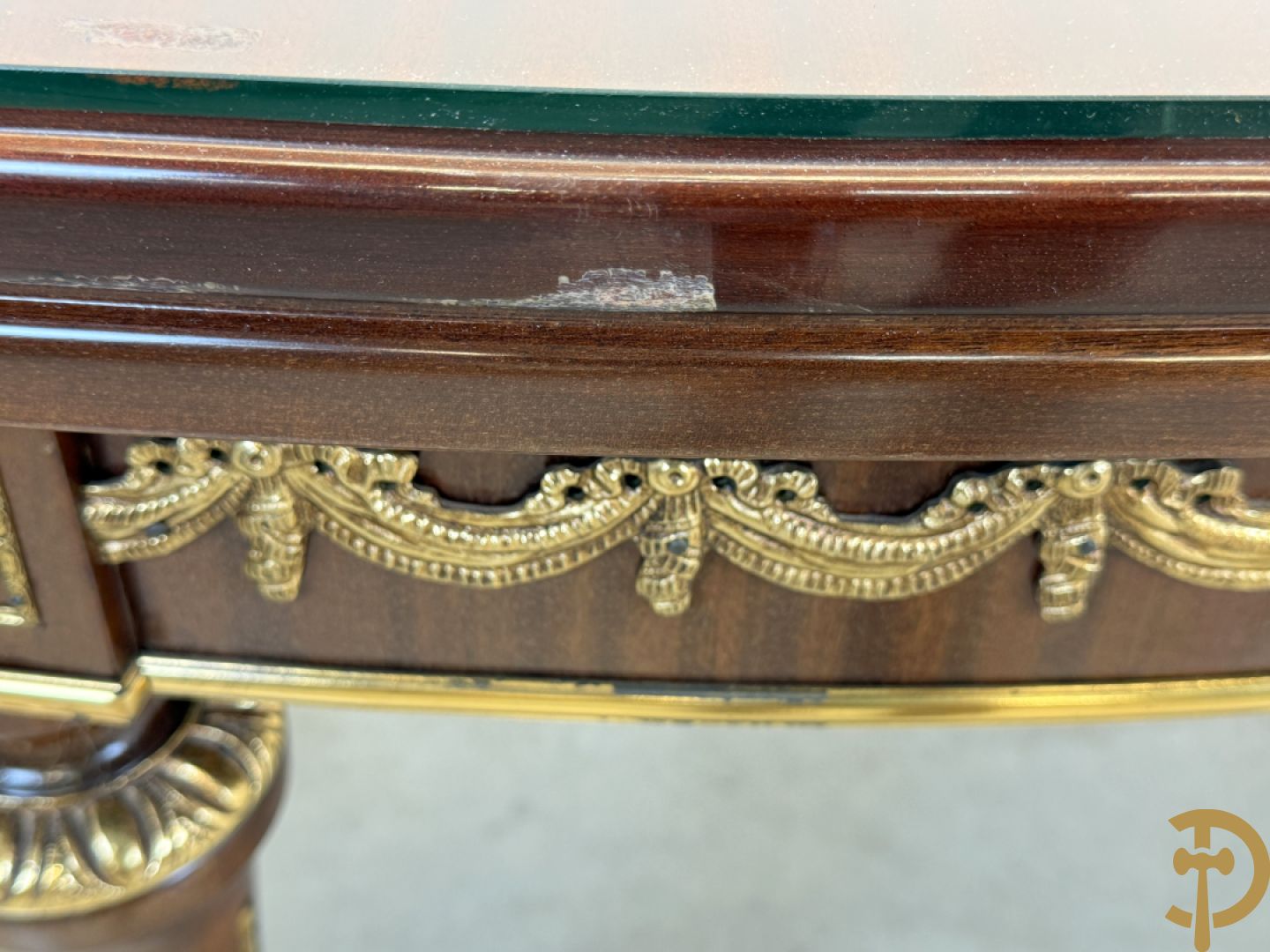 Ovale notelaren tafel bezet met bronsbeslag op gecanneleerde poten