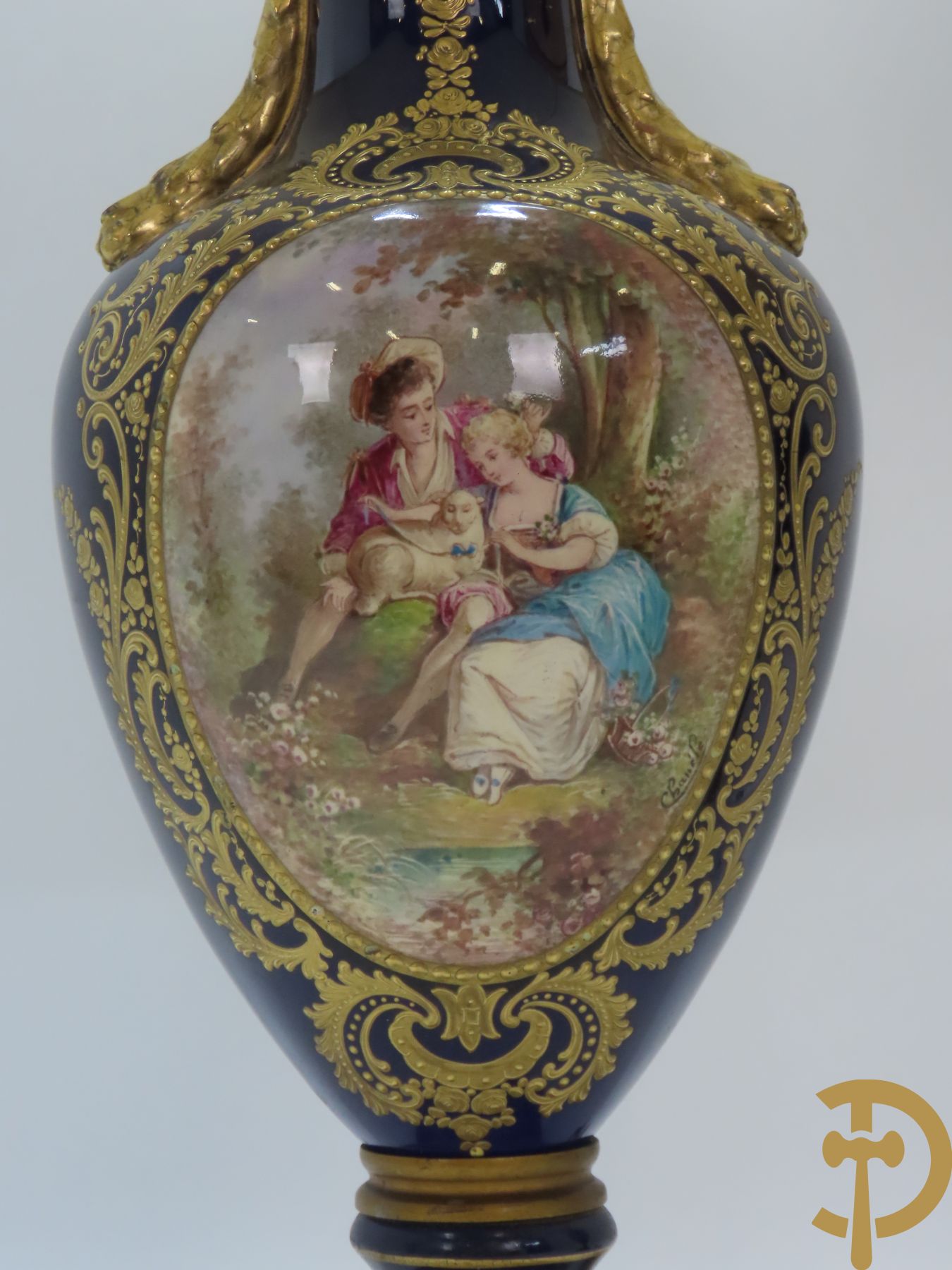 Paar kobaltblauwe porseleinen vazen met dubbel motief als lampadaire