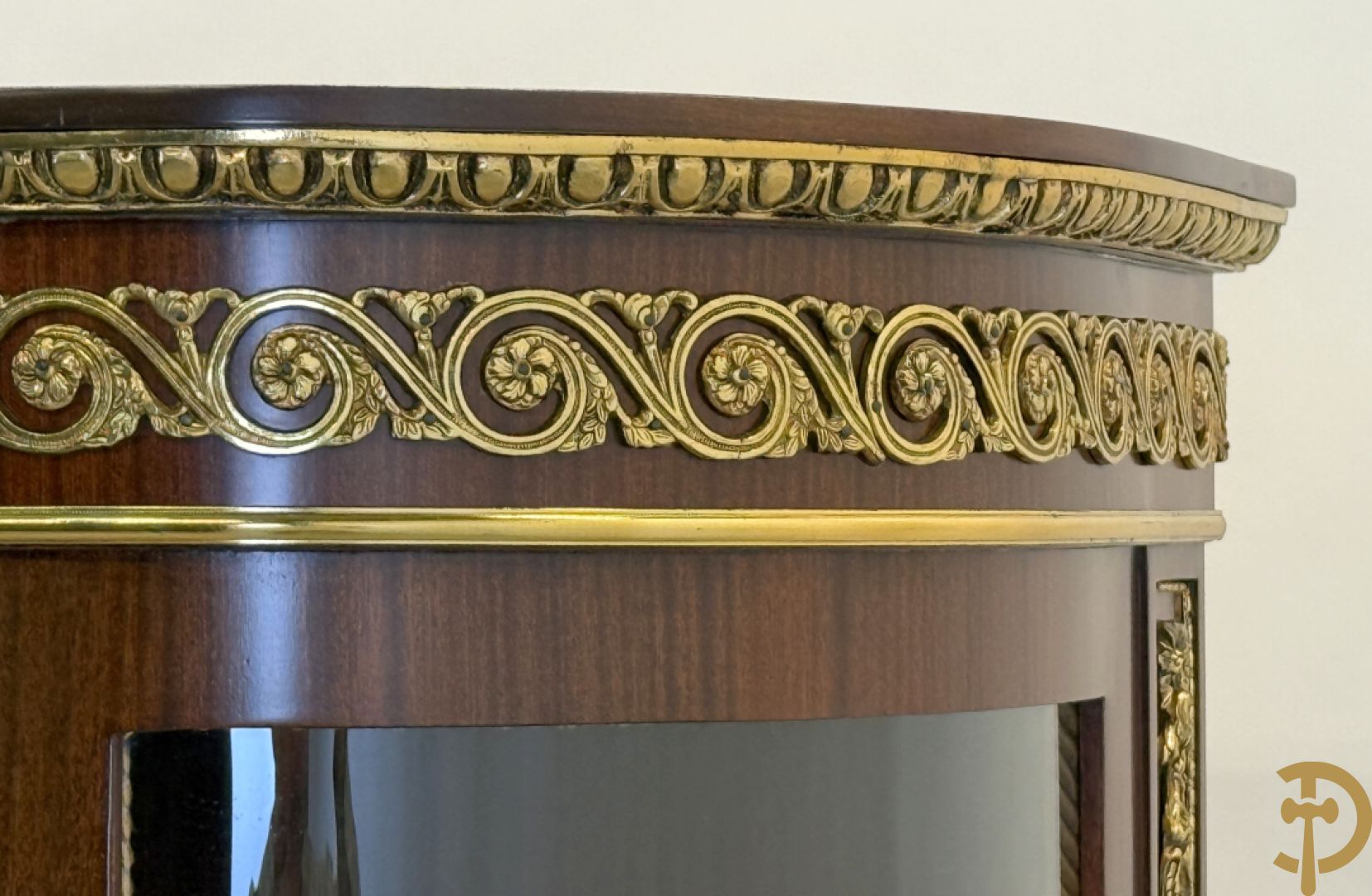 Notelaren vitrine met afgeronde zijkanten, bezet met bronzen plakkettes van dame en cupido