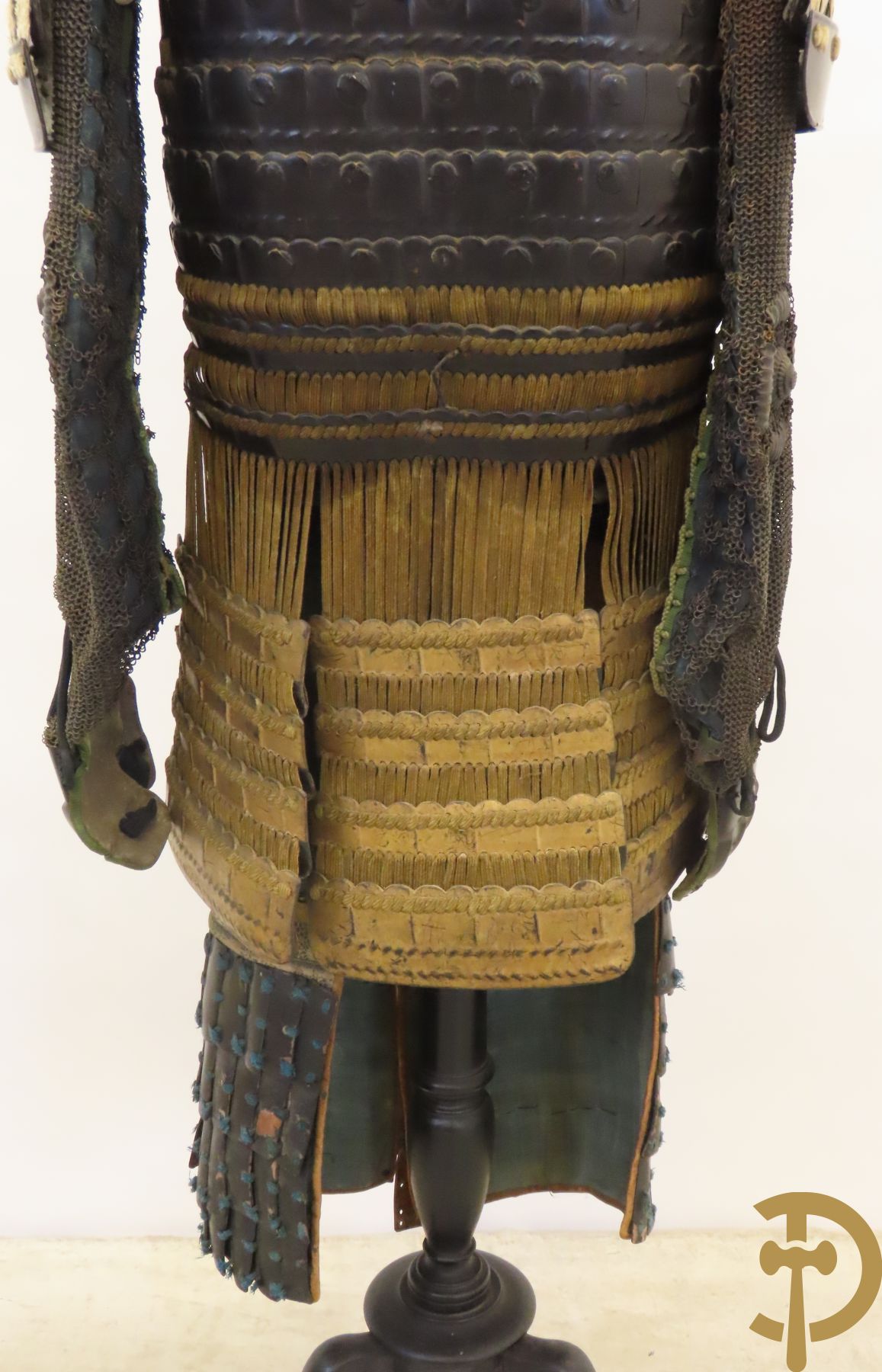 Aziatische antieke samurai uitrusting met helm gemonteerd op statief - type Okegawa Gusoku van ijzer en Kusari in leder.