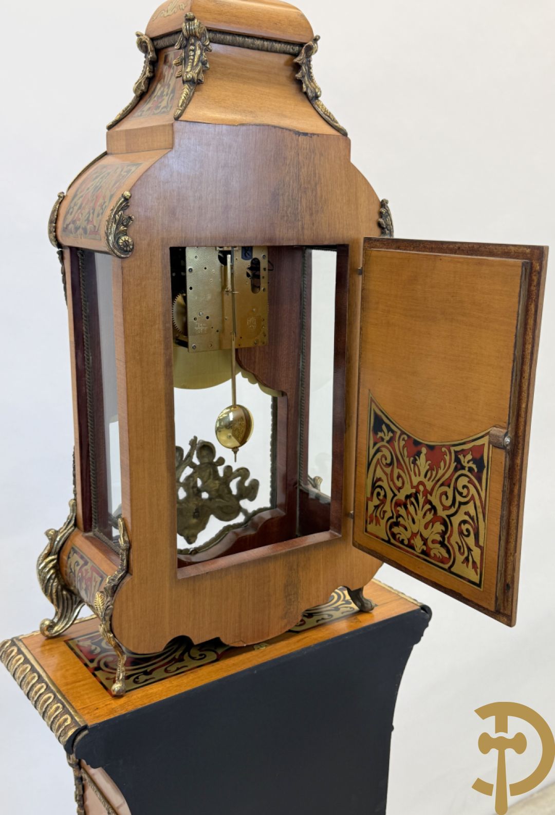 Italiaanse notelaren kartel met marqueterie en bronsbeslag, bovenaan bekroond met cupido - met bihhorende gemarqueteerde console met inleg van koper en schildpadimitatie, decor van amfoor en bronzen medusahoofd