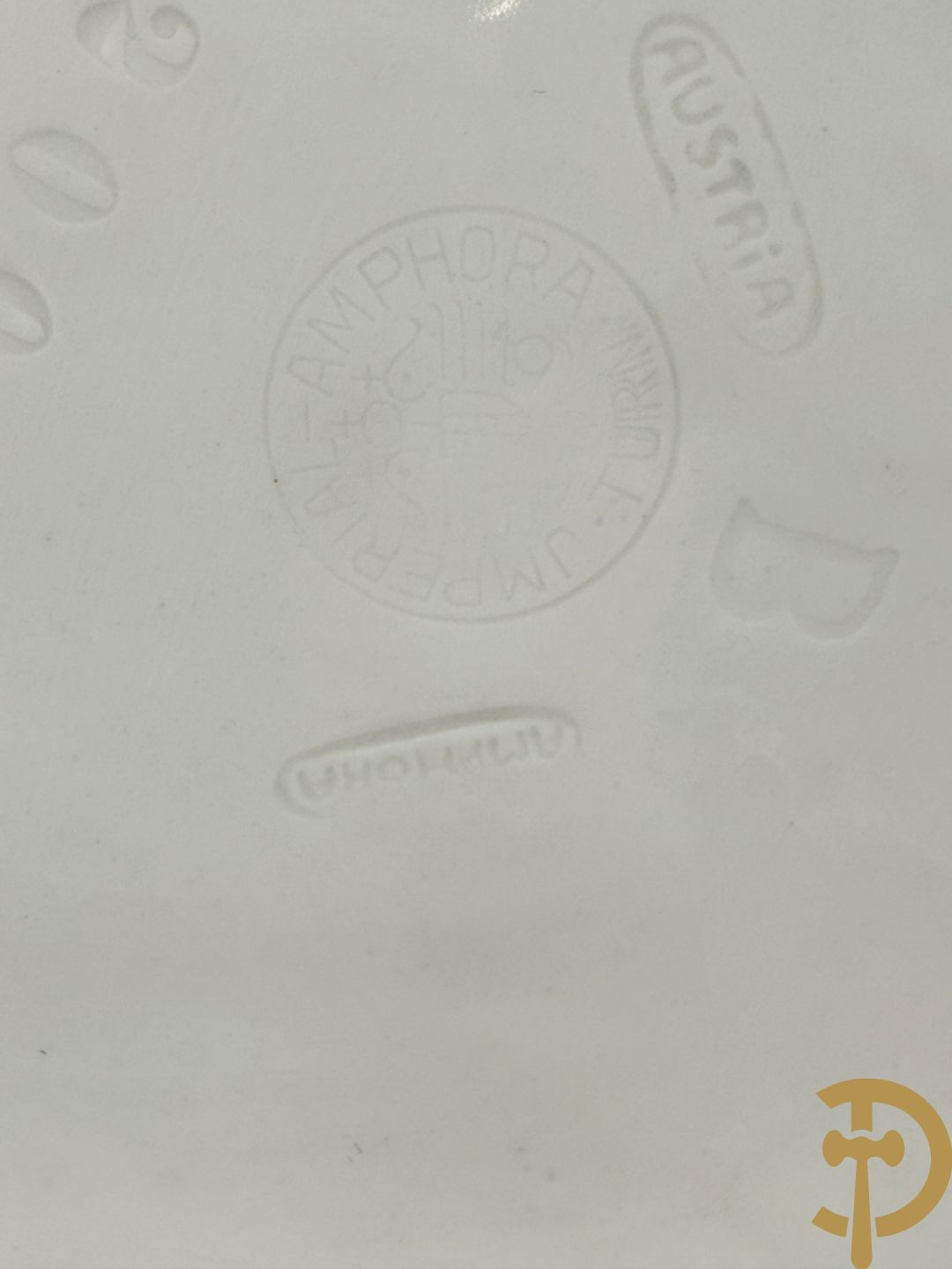 Paar meerkleurige faience vazen,  Austria gemerkt, met cupido