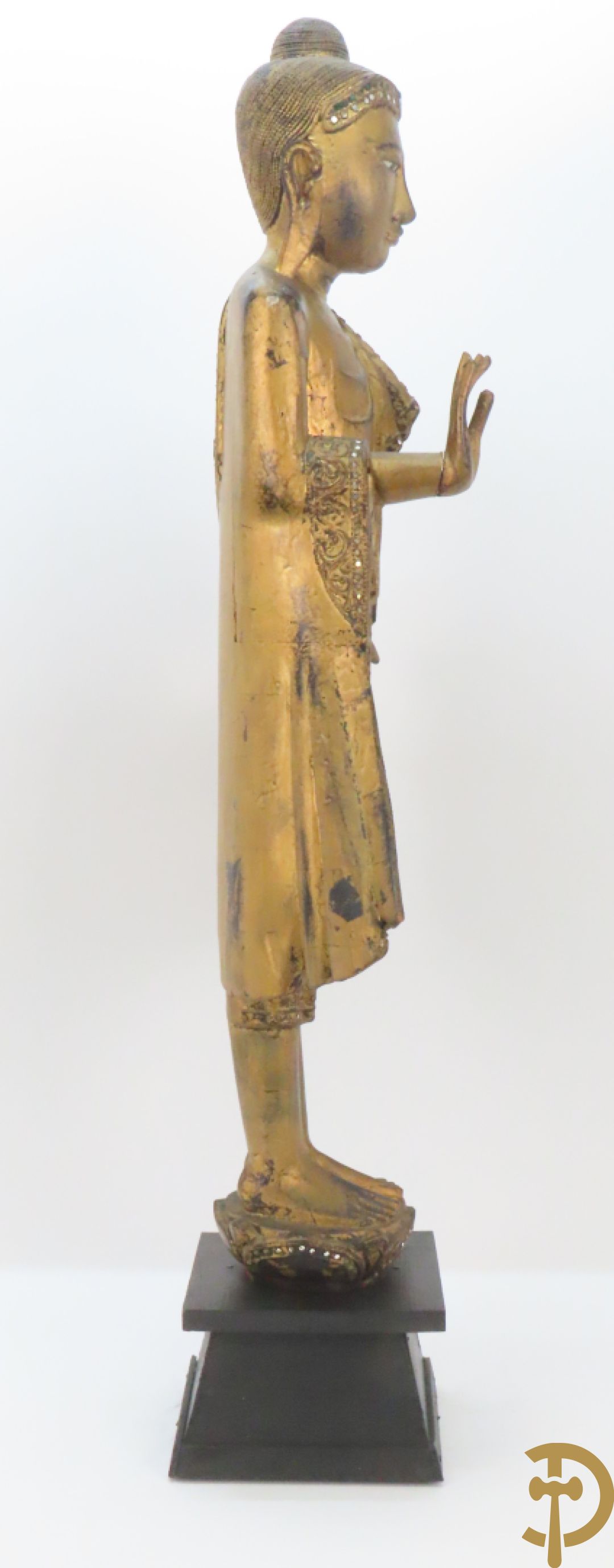 Grote staande vergulde houtgesculpteerde boedha +vergulde  zittende houten boedha met edelsteentjes