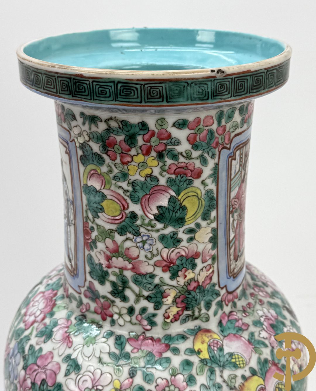 Chinese porseleinen vaas met geanimeerd decor en fond van bloemen, Kanton 19e