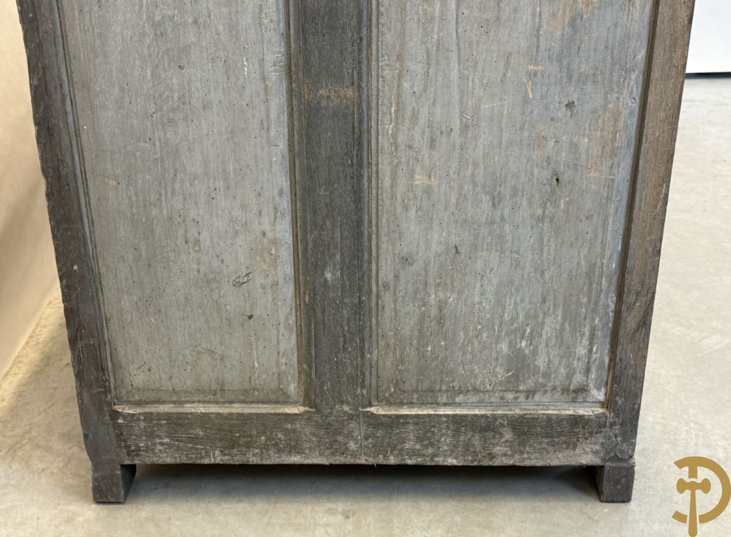 Gepatineerde tweedeursdresse met afgestoken panelen