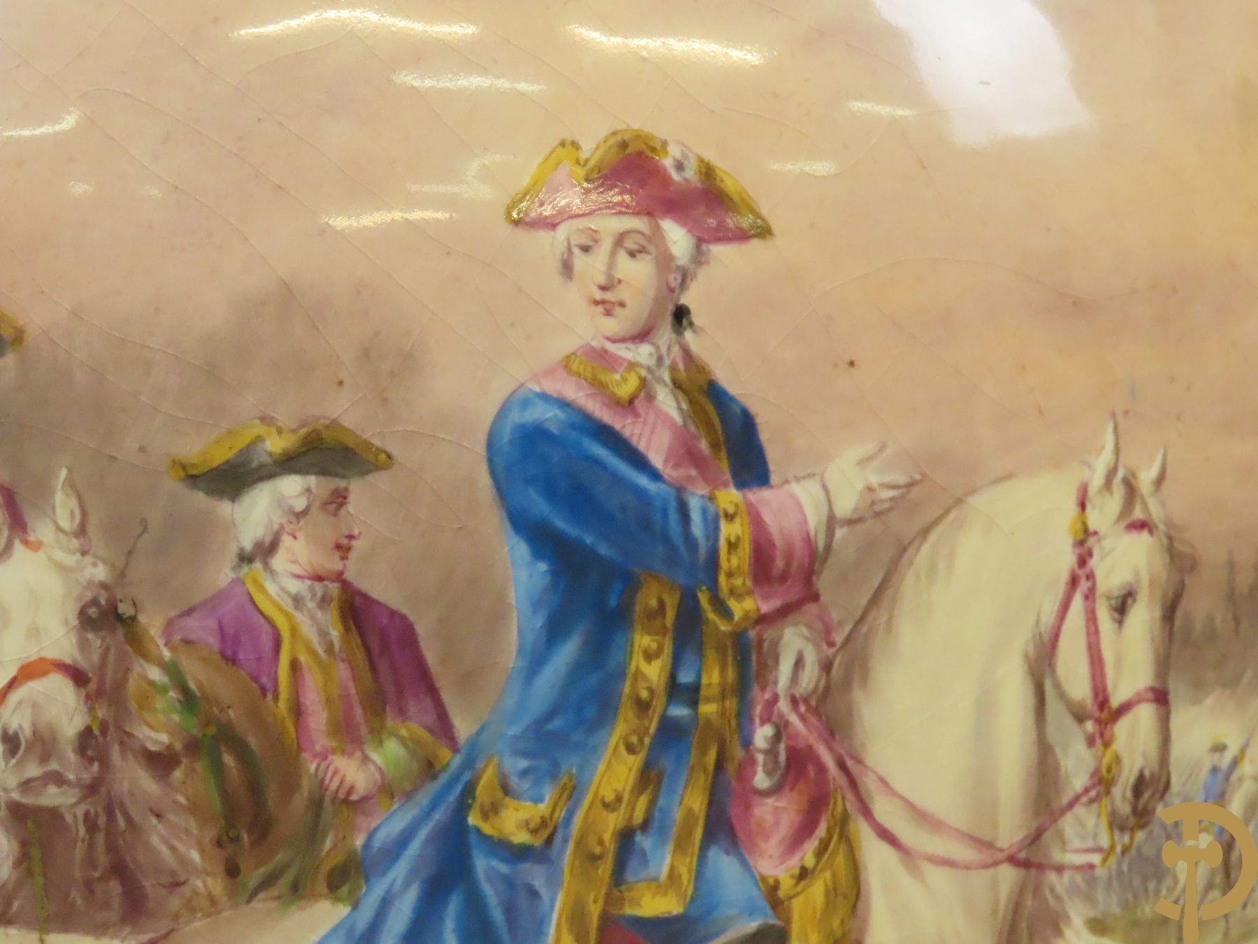 Grote porseleinen Sèvres vaas met dubbel decor van cavalerie, slagveldtaferelen en zicht op kasteel, DESPREZ H. getekend in het decor - bovenaan met verguld decor en zijdelings met bronzen oren en accanthusranken - deksel met Sèvres merkteken - op vierkante bronzen sokkel met klauwepoten