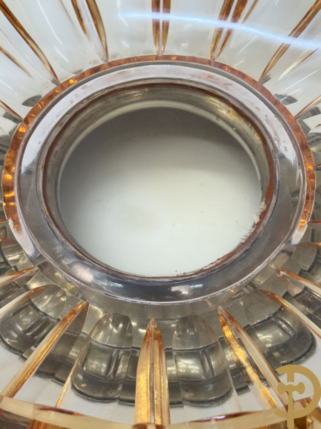 Gekleurde kristallen coupe op massief zilveren voet, gemerkt HB