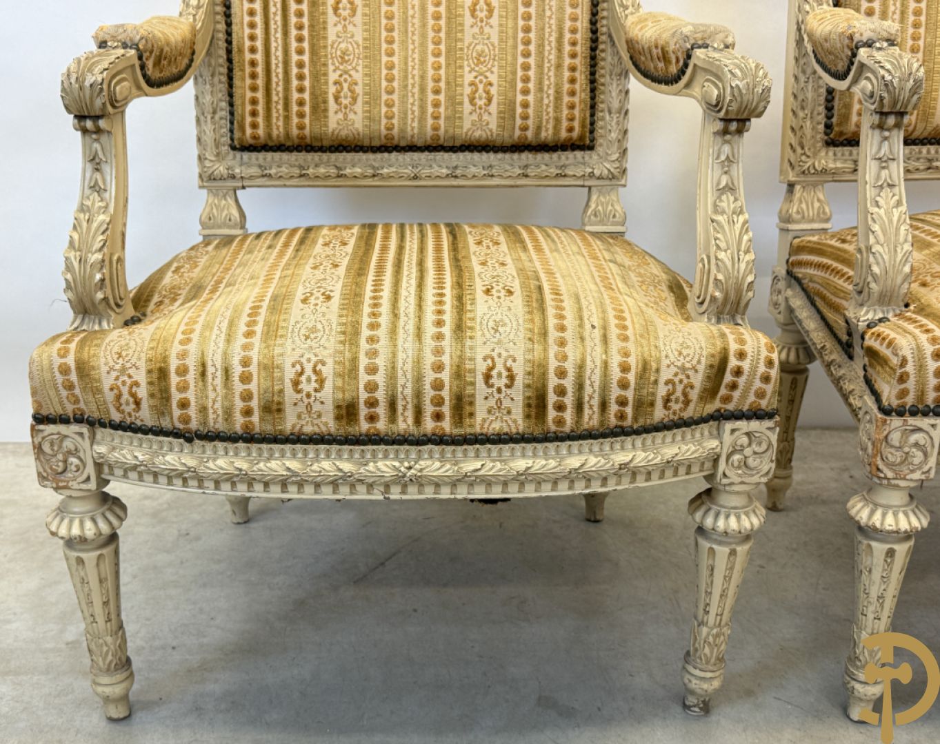 Gemonochromeerd salonensemble met gesculpteerde bladranken bestaande uit canapé, 2 armzetels en 3 stoelen