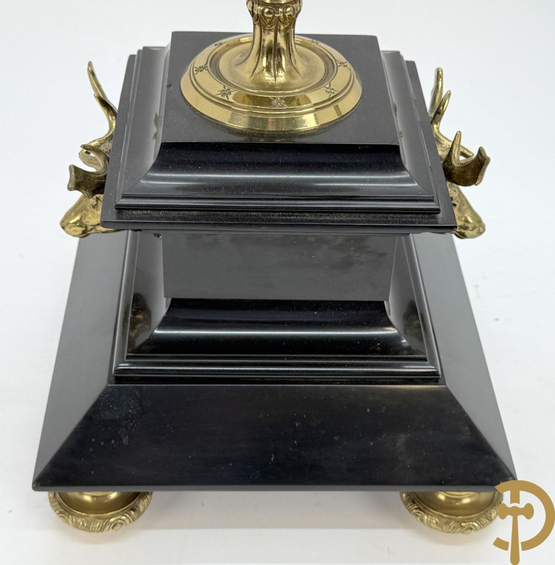 Zwart marmeren garnituur Napoleon III bestaande uit paar bronzen vuurrvergulde vijfarmige kandelaars bezet met vogels op zwarte marmeren basis met hertenkoppen + zwart marmeren middenstuk met klok bezet met hertenkoppen (zonder beeld)